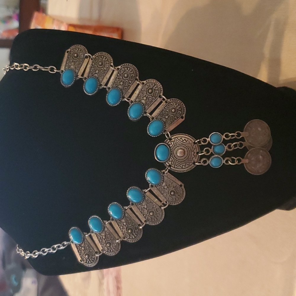 VINTAGE SILVER TONE FAUX TURQUOISE COIN DESIGN NECKLACE.